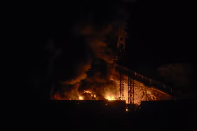 这是周六加拉加斯一系列爆炸后，委内瑞拉最大军事基地富尔特蒂乌纳发生火灾的照片。