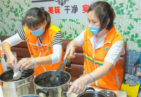 志愿者们进行“清凉包”的分装。

