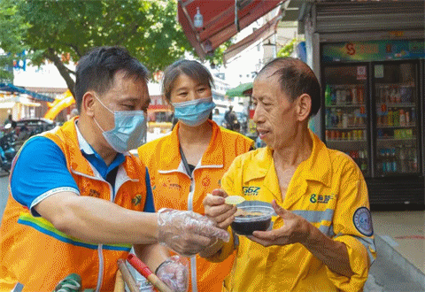 志愿者们进行“清凉包”的派送。