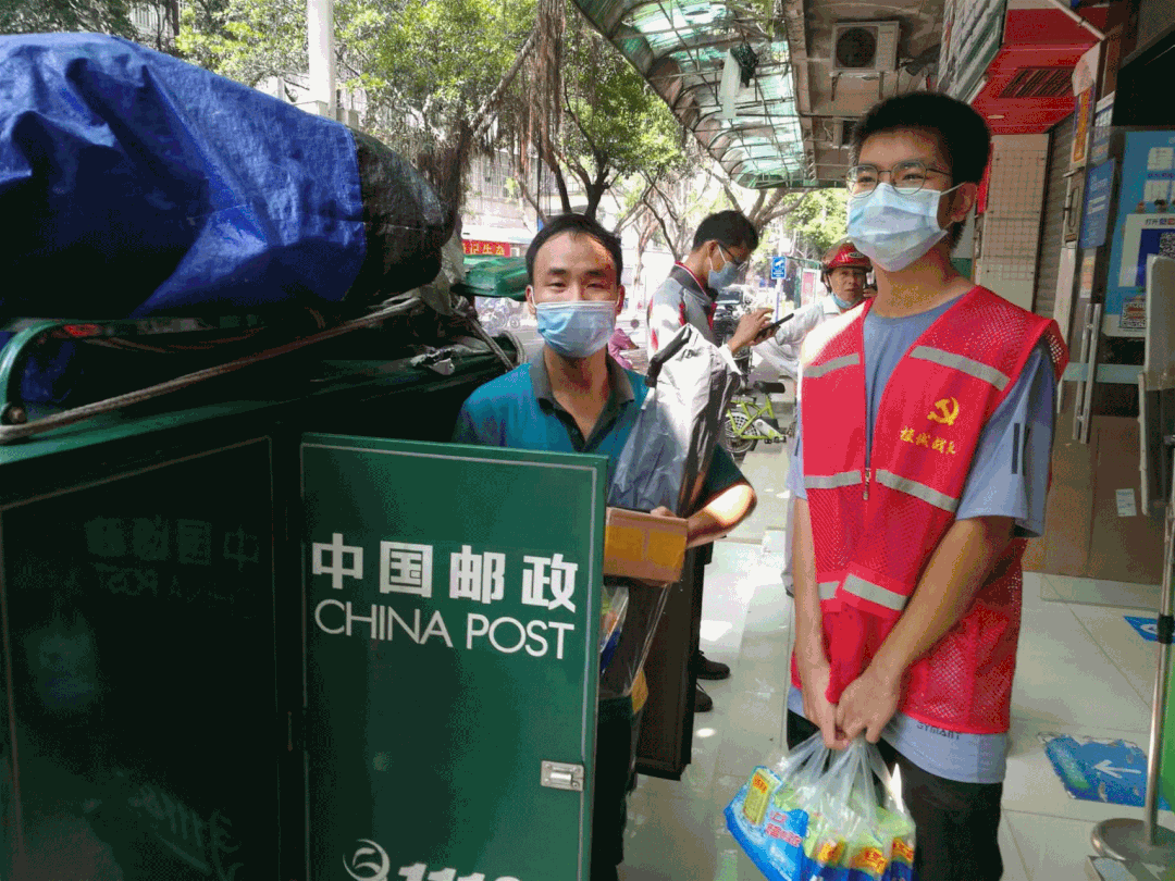 志愿者们为那些坚守在第一线的工作者们送上一片清凉。