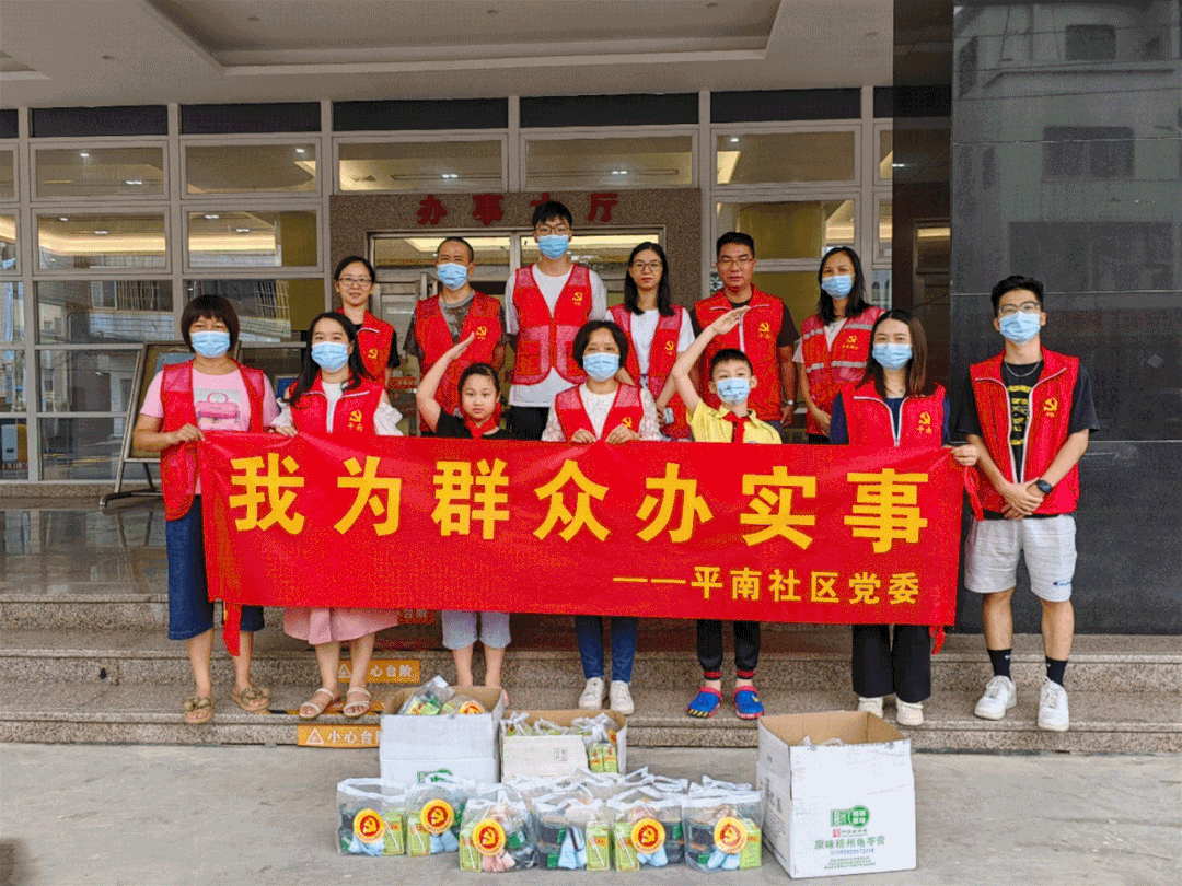 志愿者们为在高温作业下的环卫工人、建筑工人、快递员派发清凉饮料。