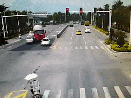 為什么要遠離大貨車？一組動圖警醒你，安全行駛有多重要-有駕