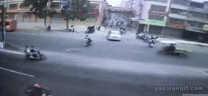 為什么要遠離大貨車？一組動圖警醒你，安全行駛有多重要-有駕