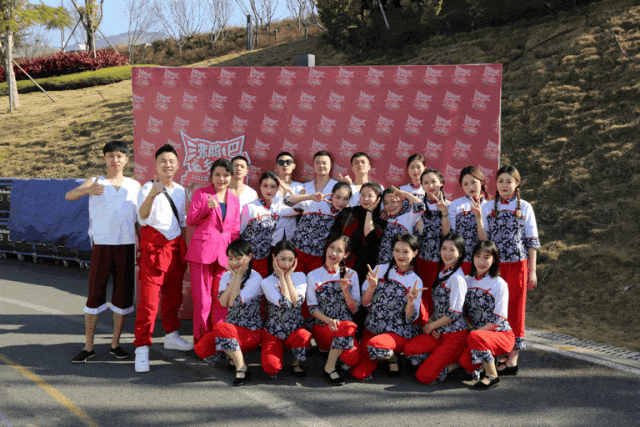 来看看心连心艺术团团长怎么说