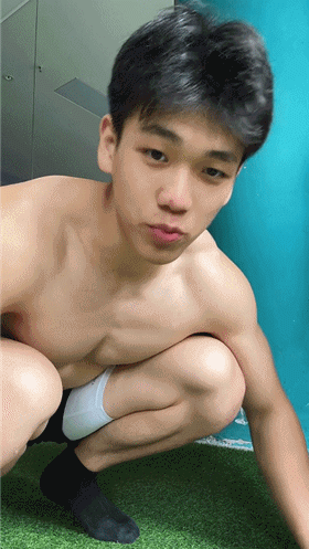 肌肉男大撞脸宏翔走红，这胸肌比宏翔大了好几个维度啊！