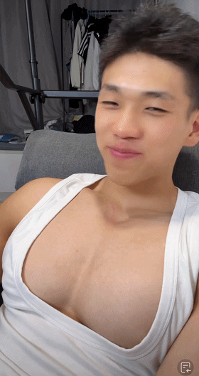 肌肉男大撞脸宏翔走红，这胸肌比宏翔大了好几个维度啊！