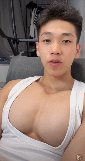 肌肉男大撞脸宏翔走红，这胸肌比宏翔大了好几个维度啊！