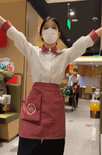 擦边低俗？职场霸凌？海底捞又一“变态”服务，令顾客嫌弃“太恶心”