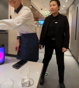 擦边低俗？职场霸凌？海底捞又一“变态”服务，令顾客嫌弃“太恶心”