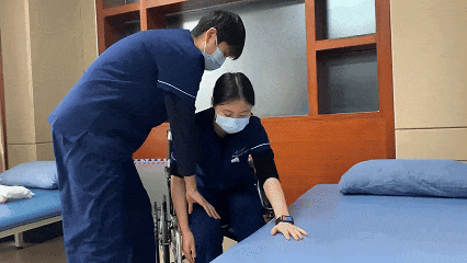 医用病床怎么移动图解真人演示 ｜ 偏瘫患者必备小技巧，如何自己完成床椅转移？详细动作演示！_https://www.jmylbn.com_新闻资讯_第17张