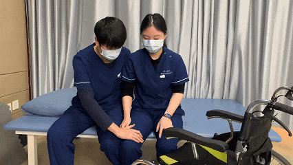 医用病床怎么移动图解真人演示 ｜ 偏瘫患者必备小技巧，如何自己完成床椅转移？详细动作演示！_https://www.jmylbn.com_新闻资讯_第21张