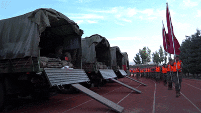 令人感动的一幕出现！“满城百姓”夹道送别……