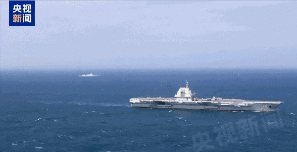 福建舰、延安舰、通辽舰等多艘舰艇组成的航母编队。