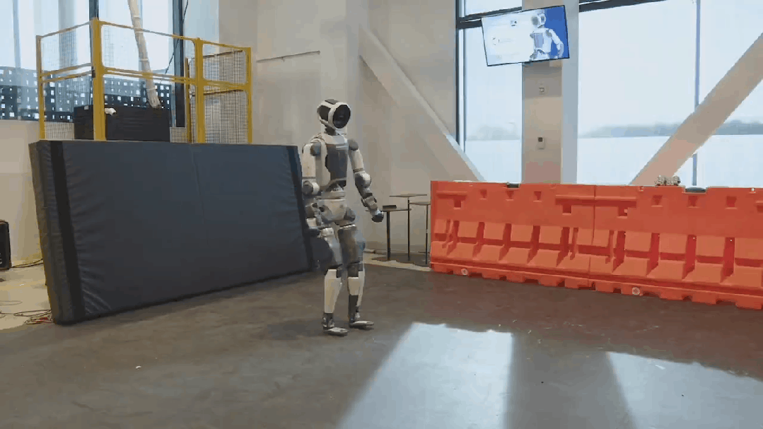 波士顿动力真「翻」不过宇树、众擎！一觉醒来，全世界的机器人都在侧空翻