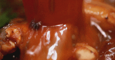 最值得一提的是,这里的碳锅鱼不是用炸好的鱼块儿制作的.