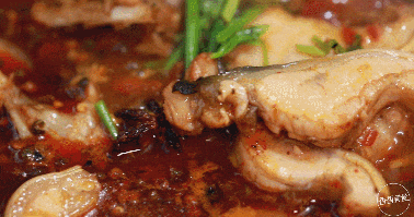 最值得一提的是,这里的碳锅鱼不是用炸好的鱼块儿制作的.