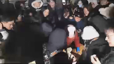 清北人三大高校轮番争抢，“鹅腿阿姨”凭啥爆火？