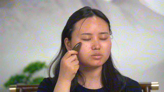 牛角刮痧板怎么存放脸部「松、垂、垮」显老10岁？在家多做这一事，清除面部瘀滞，让颜值“回春”_https://www.jmylbn.com_新闻资讯_第6张