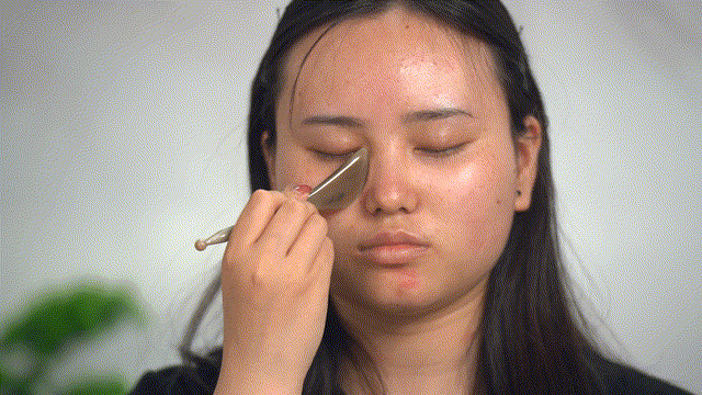 牛角刮痧板怎么存放脸部「松、垂、垮」显老10岁？在家多做这一事，清除面部瘀滞，让颜值“回春”_https://www.jmylbn.com_新闻资讯_第9张