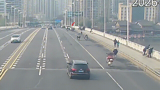 黄新桂从桥上跳下救人瞬间.gif