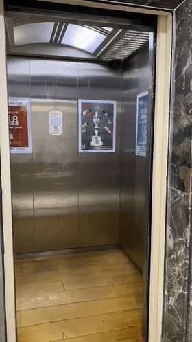 贵阳一小区，电梯里频繁下“瀑布雨”，业主发现竟是人为！警方已介入调查