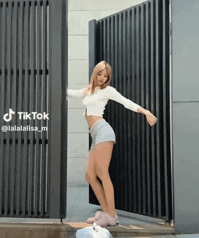 Lisa“敲臀炫富”炸翻全网，LV彻底坐不住了！