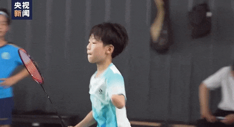 “梁王组合”等运动员鼓励独臂男孩，网友：看哭了