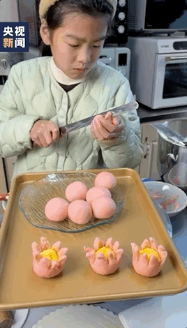 一天能卖几百元？自学烘焙的“小孩姐”火了！