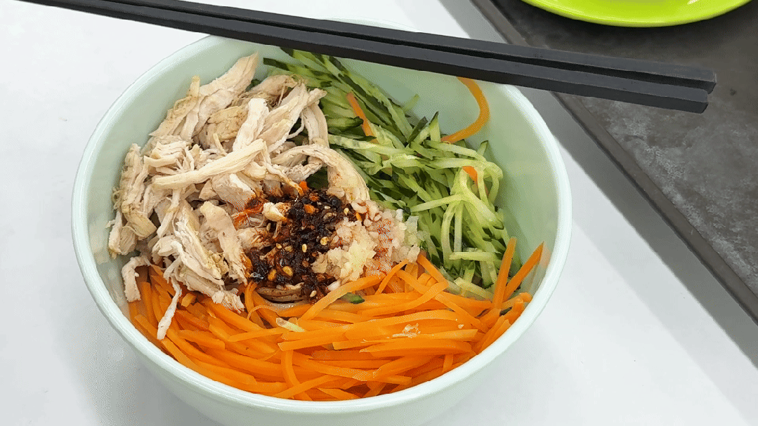 低脂鸡丝拌饸饹.gif