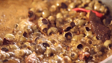 烹饪中的田螺（来源：广州日报）