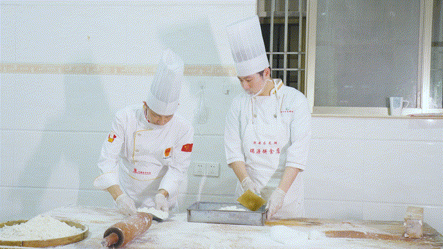 制作龙湖炖糕（来源：金羊网）