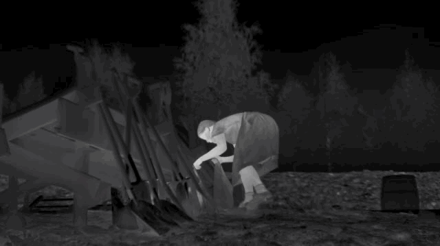 热成像是导演的宣告:即便身处奥斯维辛这样离地狱最近的人间,人心的热