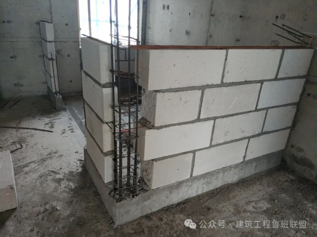 砌体墙底部要砌实心砖?