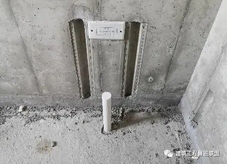 现浇墙如何预留水管压槽？现场示例！