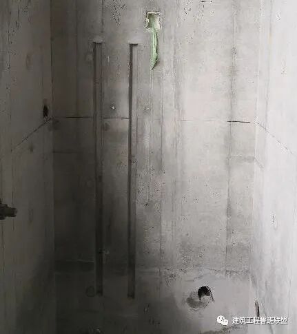 现浇墙如何预留水管压槽？现场示例！