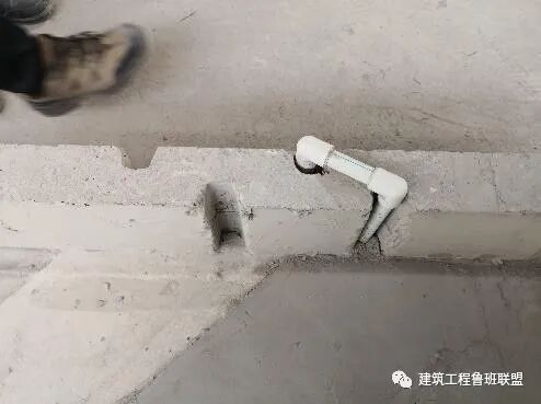 现浇墙如何预留水管压槽？现场示例！