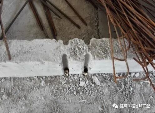 现浇墙如何预留水管压槽？现场示例！