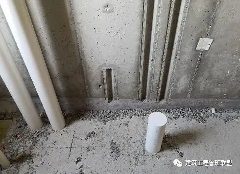 现浇墙如何预留水管压槽？现场示例！