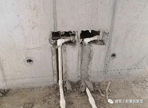 现浇墙如何预留水管压槽？现场示例！