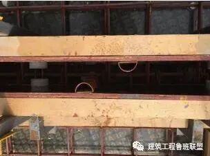 现浇墙如何预留水管压槽？现场示例！