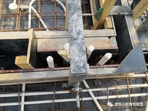现浇墙如何预留水管压槽？现场示例！