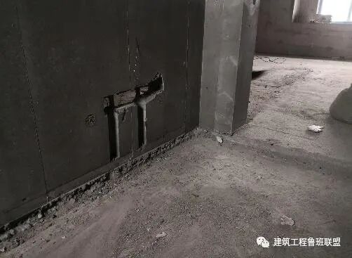 现浇墙如何预留水管压槽？现场示例！