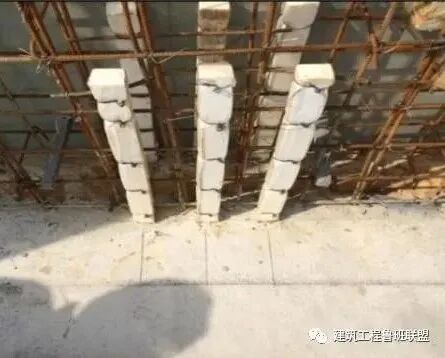 现浇墙如何预留水管压槽？现场示例！