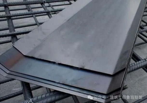 明确！底板止水钢板开口方向必须向上！