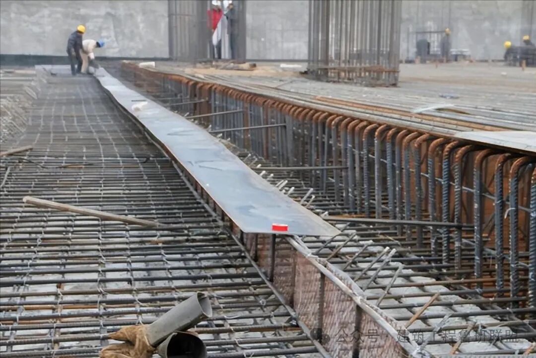 明确！底板止水钢板开口方向必须向上！