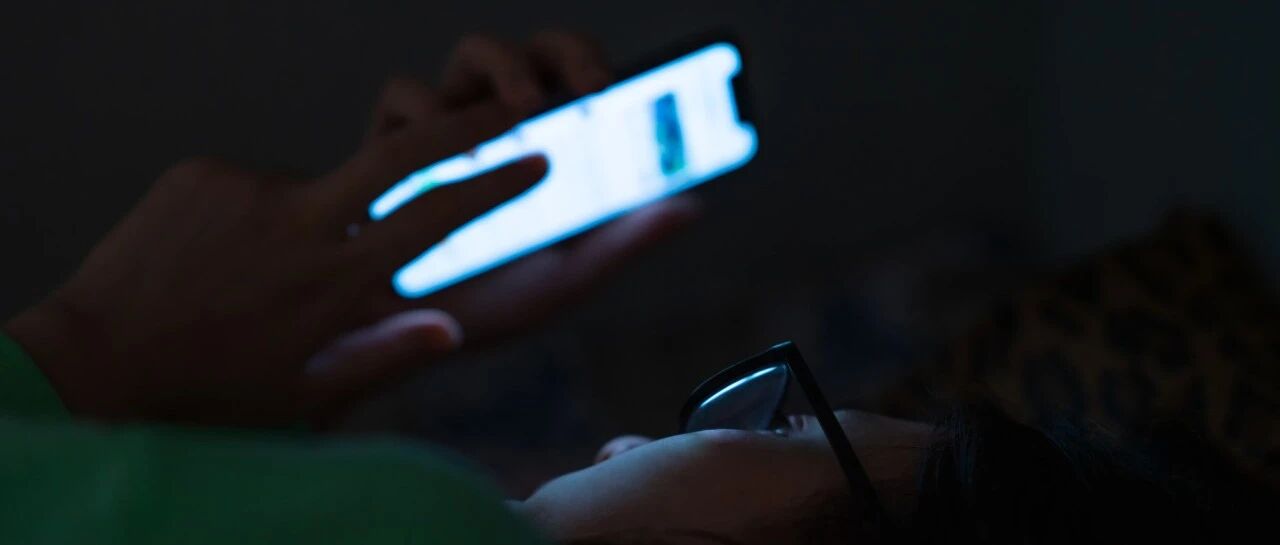 喜欢睡前玩手机的人，这6个危害可能悄然而至！癌症、痴呆，都与它有关…