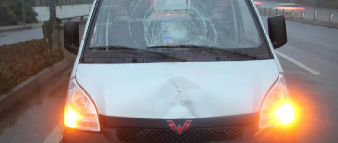 惊心！老人被车撞倒后坚称"没事"，车头都凹陷了！结果查出…