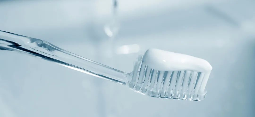 刷牙前牙膏要不要蘸水？先吃早饭还是先刷牙？一文读懂！