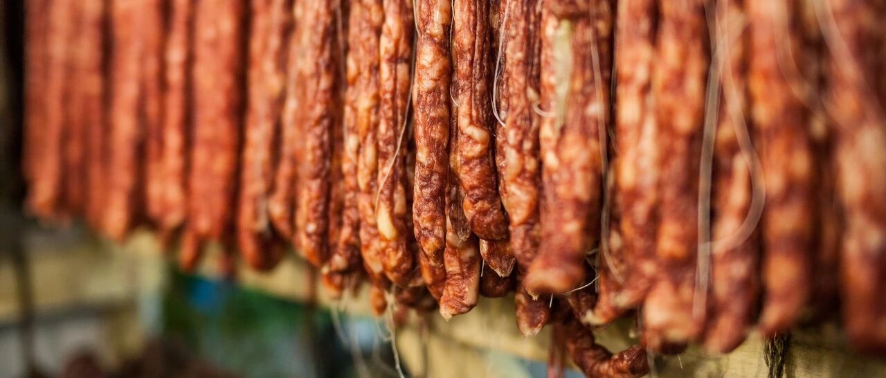 哭晕！1根腊肠=5茶勺油？还会致癌？劝你千万不要这样吃…