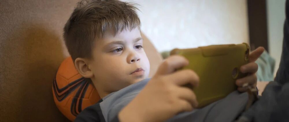 9岁娃躺着玩手机患血栓险丧命！真是手机惹的祸？"罪魁祸首"原来是…